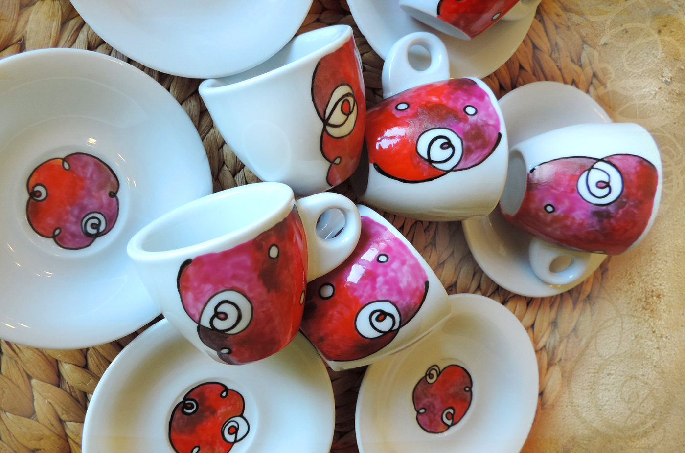 Servizio da caffè in ceramica dipinta a mano da 12 pezzi Unique hand-painted ceramic creations by the artist Luciana Torre. Customizable mugs. Perfect gift idea for special occasions such as Valentine's Day, Mother's Day, birthdays and Christmas. Gifts for mom and special mugs for friends and colleagues. Top ten gifts for tea-lovers and coffee-lovers. I use special top quality ceramic paints, dishwasher safe. Requests to hello@lucianatorre.com