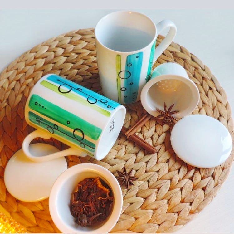 Coppia di tisaniere con filtro e coperchio in ceramica Unique hand-painted ceramic creations by the artist Luciana Torre. Customizable mugs. Perfect gift idea for special occasions such as Valentine's Day, Mother's Day, birthdays and Christmas. Gifts for mom and special mugs for friends and colleagues. Top ten gifts for tea-lovers and coffee-lovers. I use special top quality ceramic paints, dishwasher safe. Requests to hello@lucianatorre.com