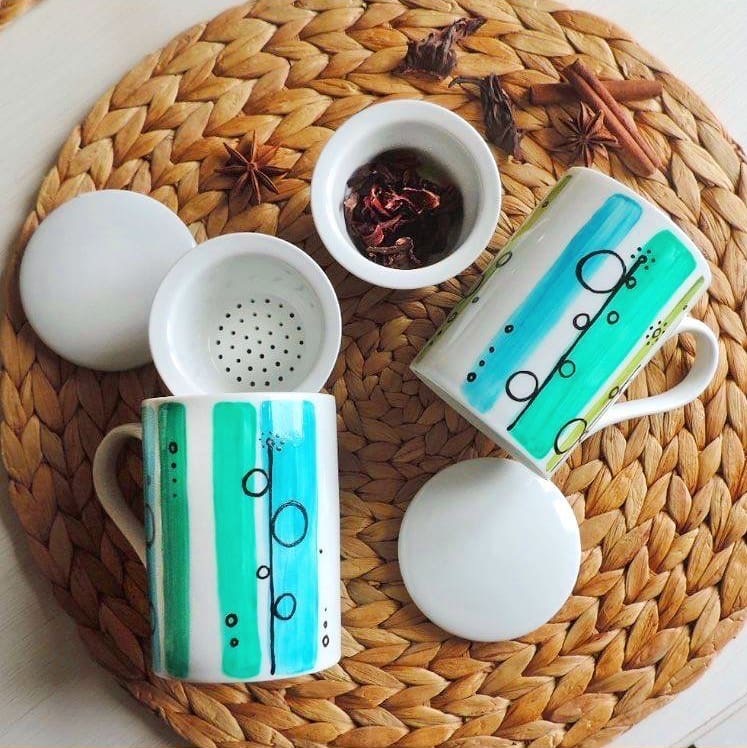 Coppia di tisaniere con filtro e coperchio in ceramica Unique hand-painted ceramic creations by the artist Luciana Torre. Customizable mugs. Perfect gift idea for special occasions such as Valentine's Day, Mother's Day, birthdays and Christmas. Gifts for mom and special mugs for friends and colleagues. Top ten gifts for tea-lovers and coffee-lovers. I use special top quality ceramic paints, dishwasher safe. Requests to hello@lucianatorre.com