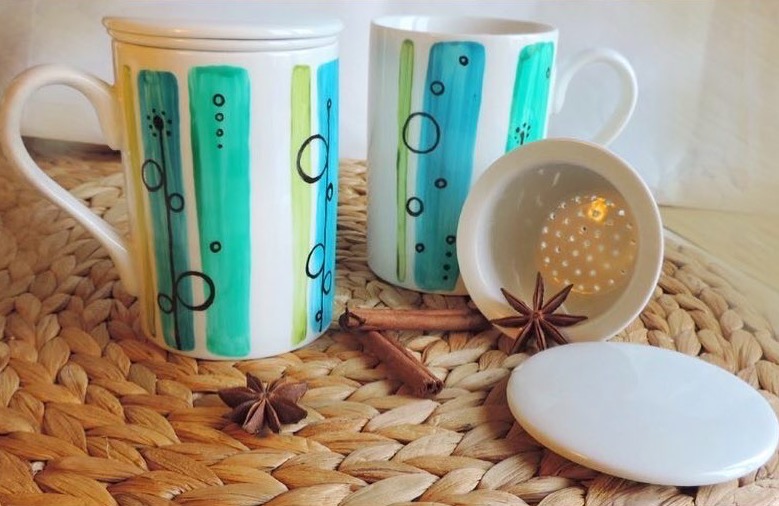 Coppia di tisaniere con filtro e coperchio in ceramica Unique hand-painted ceramic creations by the artist Luciana Torre. Customizable mugs. Perfect gift idea for special occasions such as Valentine's Day, Mother's Day, birthdays and Christmas. Gifts for mom and special mugs for friends and colleagues. Top ten gifts for tea-lovers and coffee-lovers. I use special top quality ceramic paints, dishwasher safe. Requests to hello@lucianatorre.com