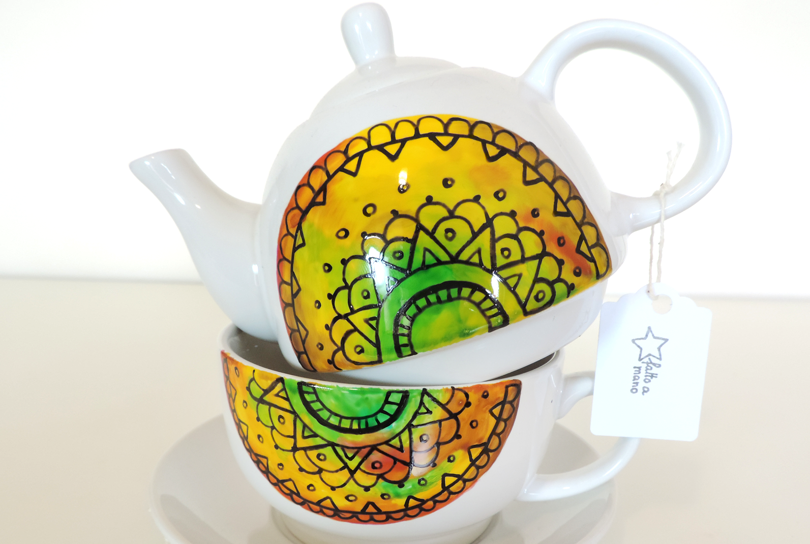 Set da tè individuale in ceramica dipinta a mano Unique hand-painted ceramic creations by the artist Luciana Torre. Customizable mugs. Perfect gift idea for special occasions such as Valentine's Day, Mother's Day, birthdays and Christmas. Gifts for mom and special mugs for friends and colleagues. Top ten gifts for tea-lovers and coffee-lovers. I use special top quality ceramic paints, dishwasher safe. Requests to hello@lucianatorre.com