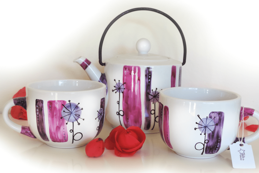 Creaciones únicas y personalizables en ceramica artesanal de la artista Luciana Torre. Juego de te con tazas y teteras en ceramica pintada a mano. Idea regalo perfecta para ocasiones especiales como San Valentin, dia de la madre, cumpleaños y Navidad. Regalos para mamá y tazas para amigas. Utilizo pinturas especiales para ceramica, atóxicas y de primera calidad, resistentes al lavado en lavavajillas. Mas información en lucianatorre.com