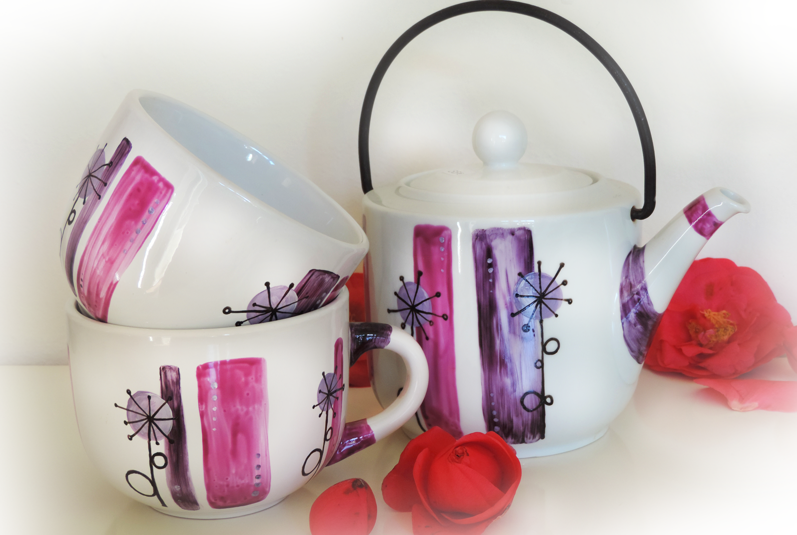 Servizio da tè in ceramica dipinta a mano Unique hand-painted ceramic creations by the artist Luciana Torre. Customizable mugs. Perfect gift idea for special occasions such as Valentine's Day, Mother's Day, birthdays and Christmas. Gifts for mom and special mugs for friends and colleagues. Top ten gifts for tea-lovers and coffee-lovers. I use special top quality ceramic paints, dishwasher safe. Requests to hello@lucianatorre.com