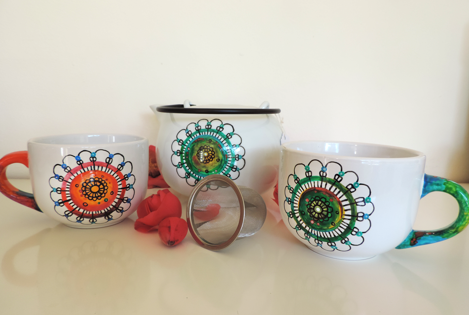 Servizio da tè in ceramica dipinta a mano 3 pezzi Unique hand-painted ceramic creations by the artist Luciana Torre. Customizable mugs. Perfect gift idea for special occasions such as Valentine's Day, Mother's Day, birthdays and Christmas. Gifts for mom and special mugs for friends and colleagues. Top ten gifts for tea-lovers and coffee-lovers. I use special top quality ceramic paints, dishwasher safe. Requests to hello@lucianatorre.com