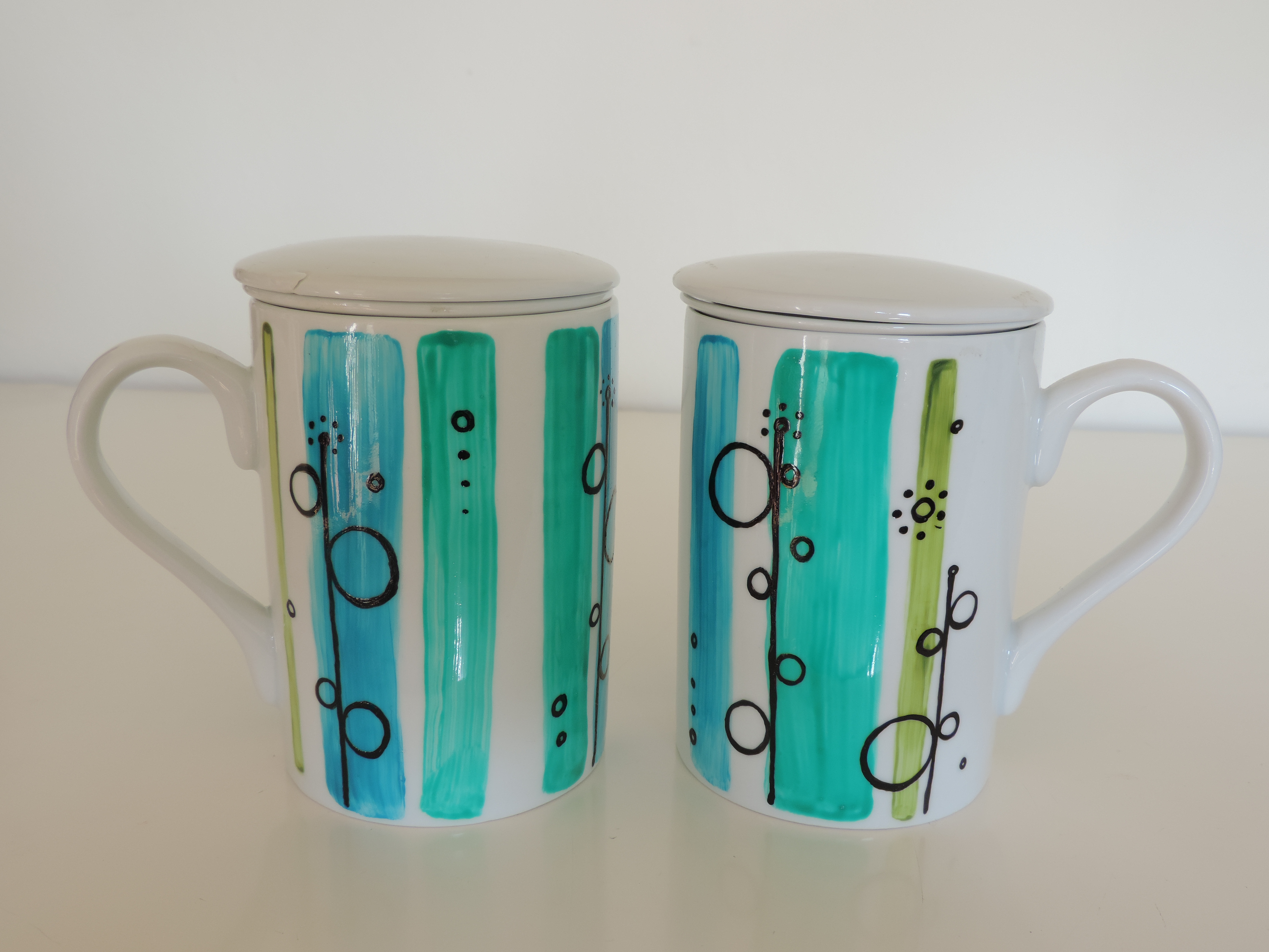 Coppia di tisaniere con filtro e coperchio in ceramica Set de tisanieras con filtro y tapa en ceramica pintada a mano. Creaciones únicas y personalizadas. Pintadas todo a su alrededor con pinturas especiales para ceramica. Lavable en lavavajillas.