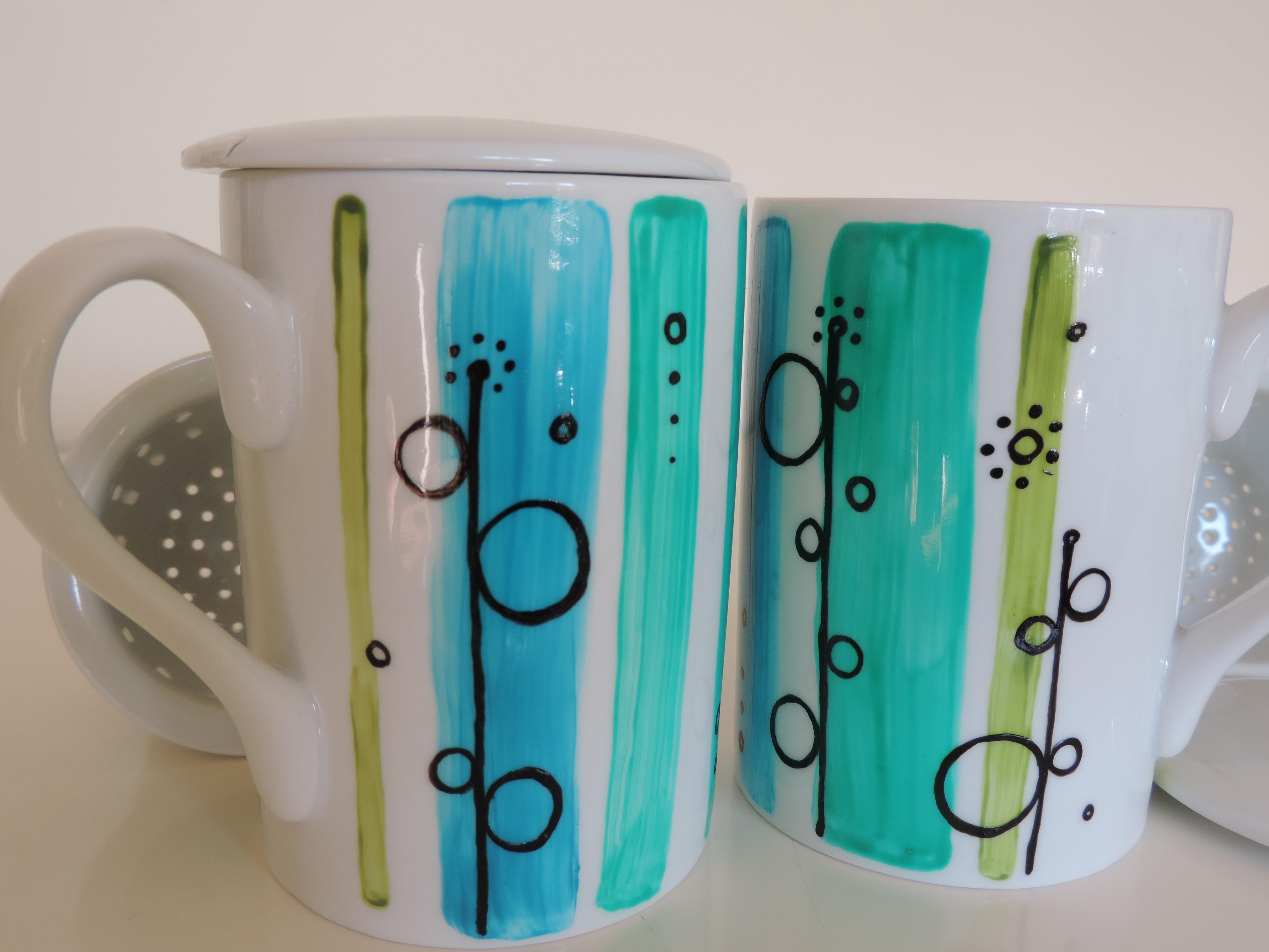 Coppia di tisaniere con filtro e coperchio in ceramica Unique hand-painted ceramic creations by the artist Luciana Torre. Customizable mugs. Perfect gift idea for special occasions such as Valentine's Day, Mother's Day, birthdays and Christmas. Gifts for mom and special mugs for friends and colleagues. Top ten gifts for tea-lovers and coffee-lovers. I use special top quality ceramic paints, dishwasher safe. Requests to hello@lucianatorre.com