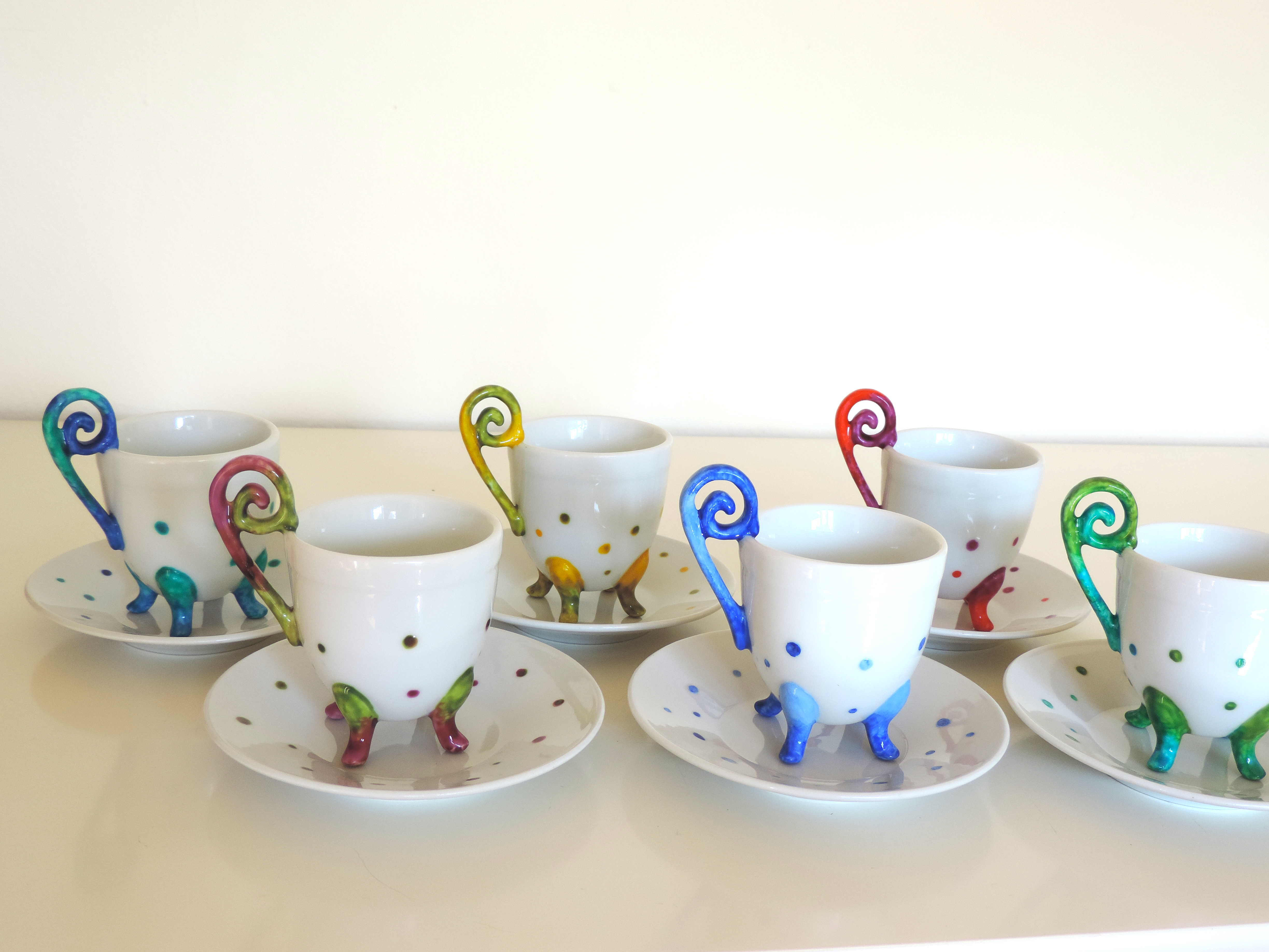 Servizio da caffè in ceramica dipinta a mano Tacitas de cafe con platito multicolores en ceramica pintada a mano. Juego de cafe para seis pintado a mano. Pinturas atóxicas lavables en lavavajillas.