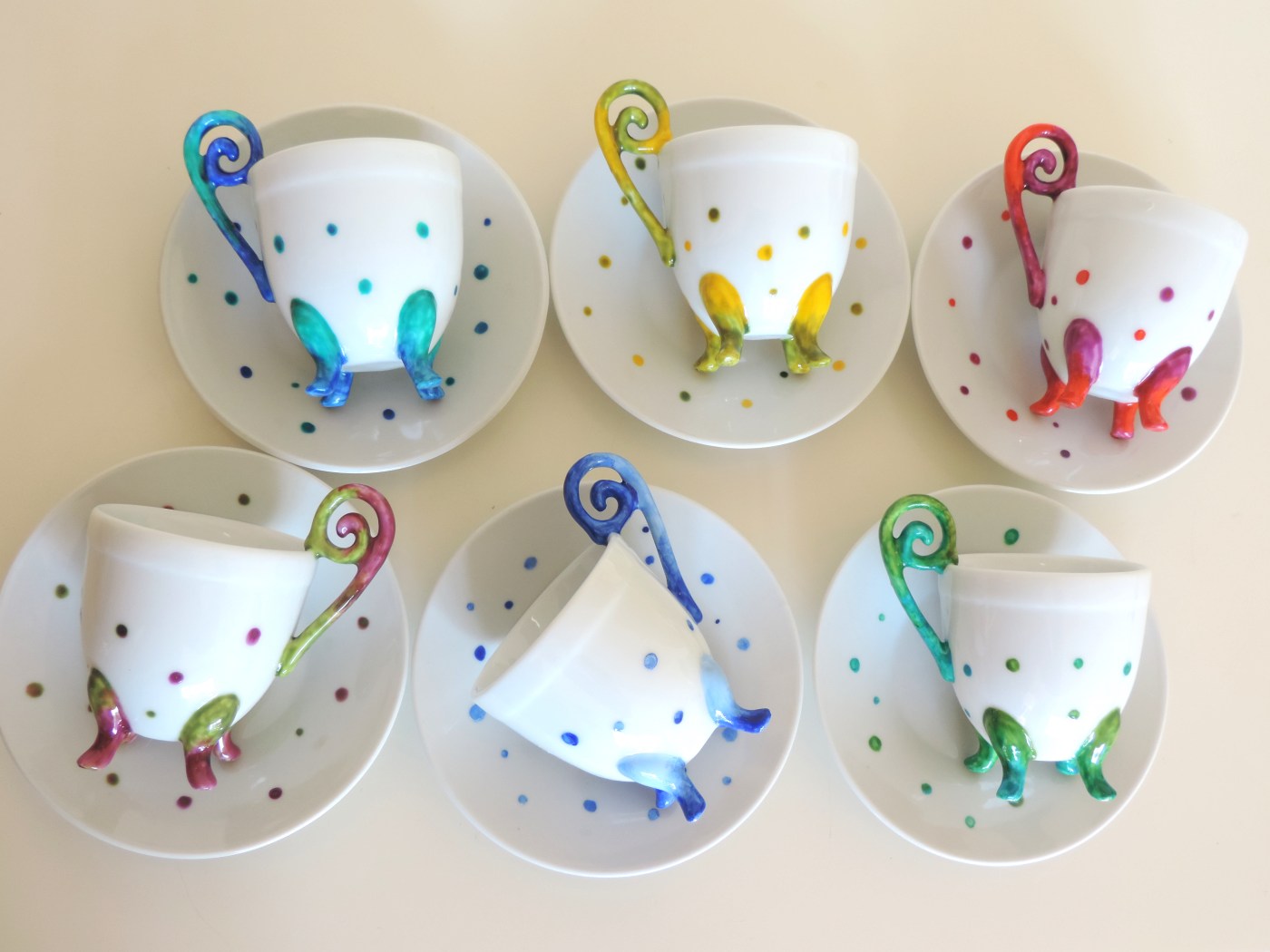 idea regalo tazas artesanales. Ceramica pintada a mano por la artista Luciana Torre. Creaciones únicas y personalizables por encargo. Juego de cafe en ceramica pintada a mano para 6 personas compuesto de 12 piezas artesanales multicolores. Ideal para regalos exclusivos personalizables a tu gusto y ocasión. Puedes personalizar nombres y colores especiales. Utilizo pinturas especiales para ceramica, atóxicas y de primera calidad, resistentes al lavado en lavavajillas. Mas información en lucianatorre.com