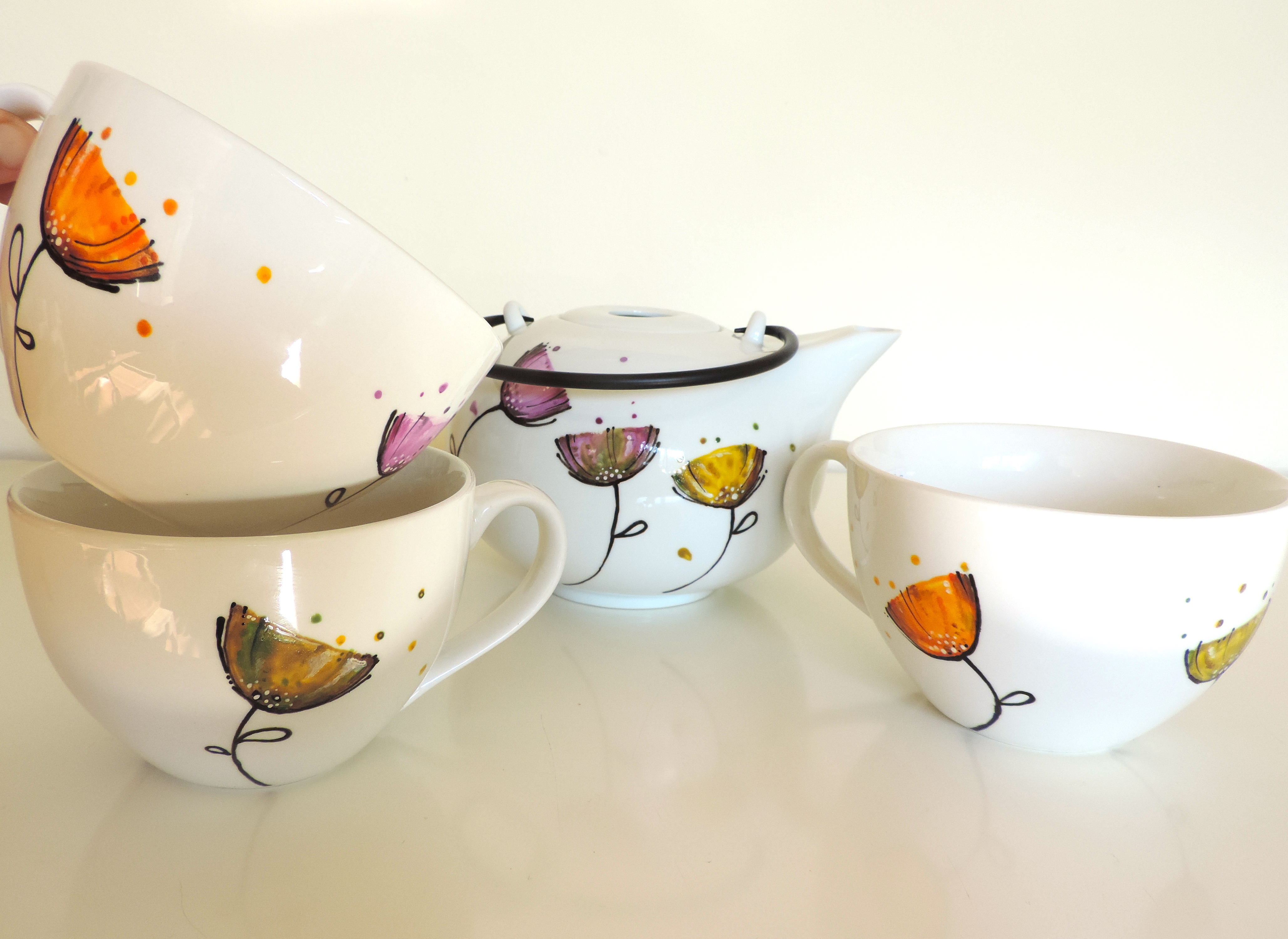Servizio da tè in ceramica dipinta a mano ceramic teapot and three mugs completely hand painted all around. Unique pieces painted by hand. Dishwasher safe. Really big dimensions!