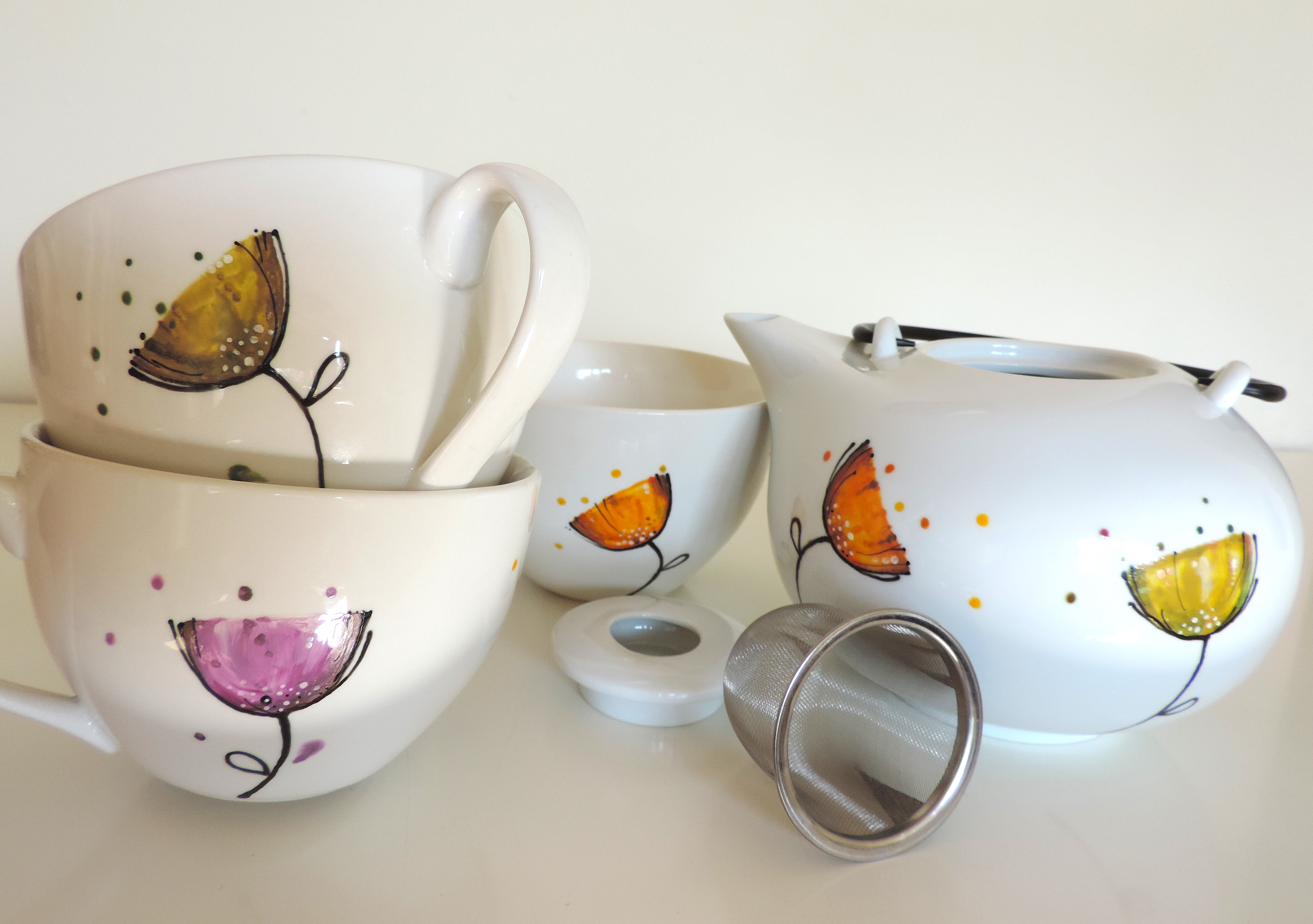 Servizio da tè in ceramica dipinta a mano ceramic teapot and three mugs completely hand painted all around. Unique pieces painted by hand. Dishwasher safe. Really big dimensions!