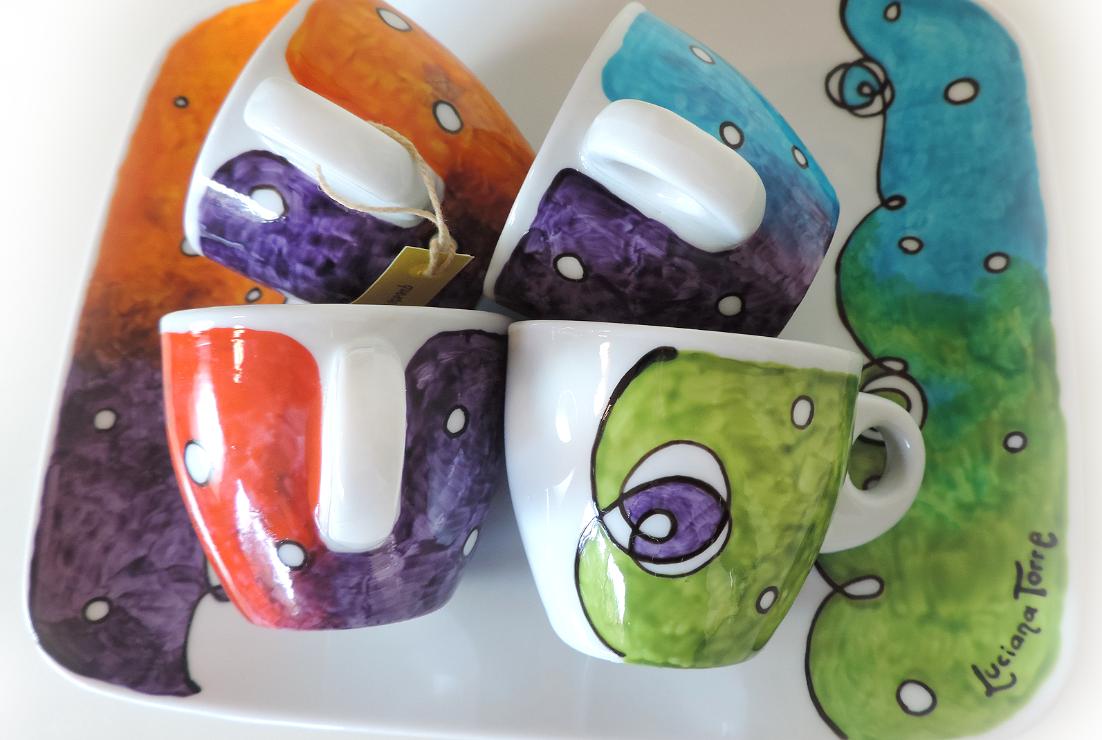 Creaciones únicas en ceramica pintada a mano por la artista Luciana Torre. Tazas personalizables . Idea regalo perfecto para ocasiones especiales como San Valentin, dia de la madre, cumpleaños y Navidad. Regalos para mamá y tazas especiales para amigas y colegas. Regalos top ten para tea-lovers y coffee-lovers. Utilizo pinturas especiales para ceramica de primera calidad, aptas para lavavajillas. Pedidos a hello@lucianatorre.com