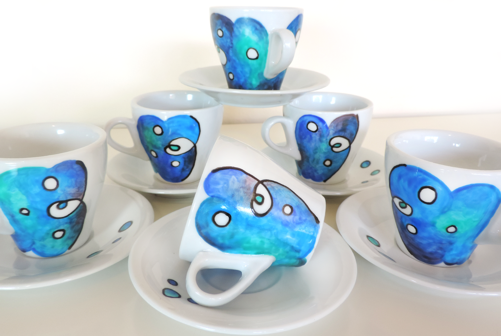 Servizio da caffè in ceramica dipinta a mano da 12 pezzi Unique hand-painted ceramic creations by the artist Luciana Torre. Customizable mugs. Perfect gift idea for special occasions such as Valentine's Day, Mother's Day, birthdays and Christmas. Gifts for mom and special mugs for friends and colleagues. Top ten gifts for tea-lovers and coffee-lovers. I use special top quality ceramic paints, dishwasher safe. Requests to hello@lucianatorre.com