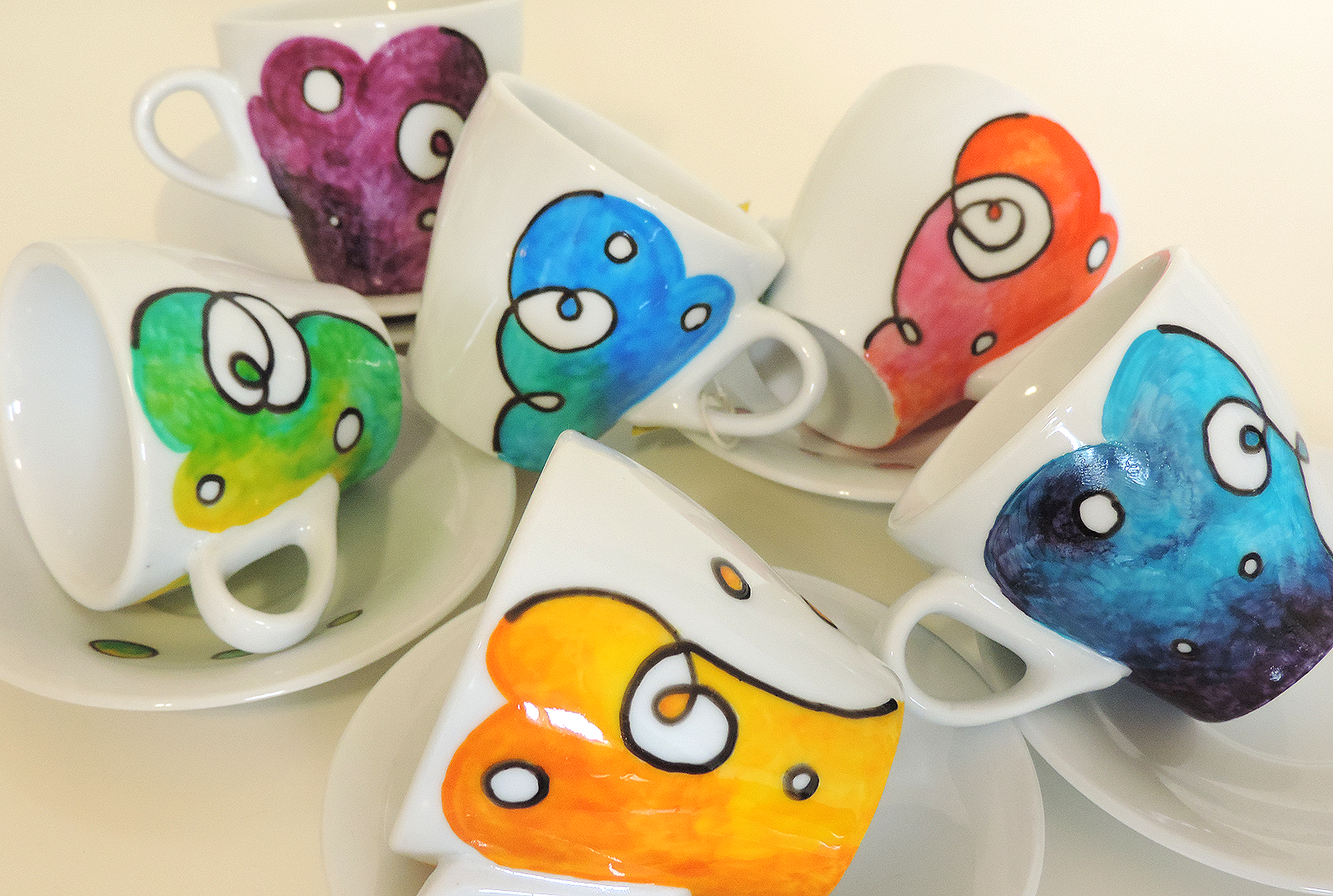 Servizio da caffè in ceramica dipinta a mano Ceramic handpainted set of six coffe cups with plates. Custom hand painted pottery and ceramics by Luciana Torre ART. Unique pieces.
Unique hand-painted ceramic creations by the artist Luciana Torre. Customizable mugs. Perfect gift idea for special occasions such as Valentine's Day, Mother's Day, birthdays and Christmas. Gifts for mom and special mugs for friends and colleagues. Top ten gifts for tea-lovers and coffee-lovers. I use special top quality ceramic paints, dishwasher safe. Requests to hello@lucianatorre.com