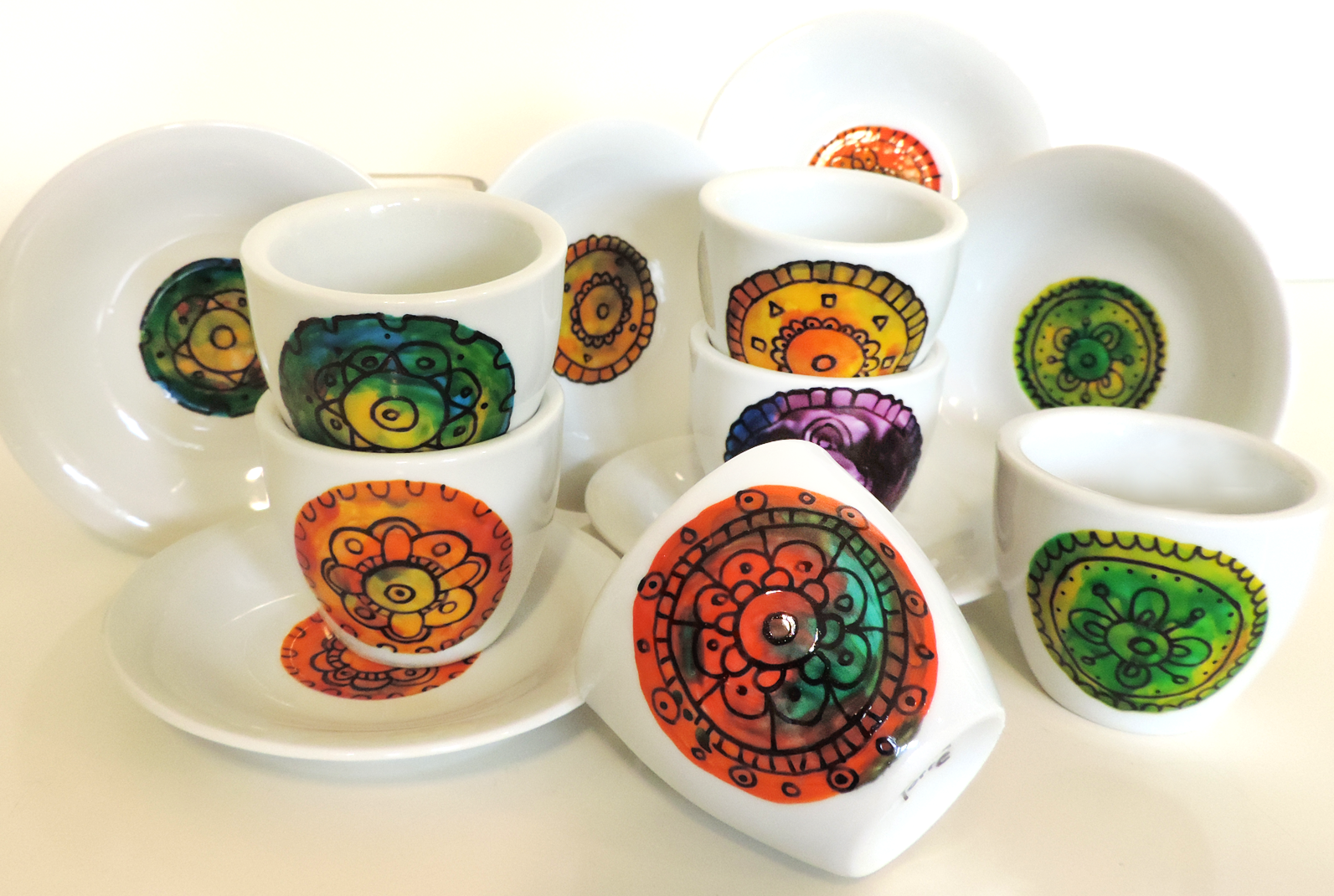Servizio da caffè in ceramica dipinta a mano 12 pezzi Unique hand-painted ceramic creations by the artist Luciana Torre. Customizable mugs. Perfect gift idea for special occasions such as Valentine's Day, Mother's Day, birthdays and Christmas. Gifts for mom and special mugs for friends and colleagues. Top ten gifts for tea-lovers and coffee-lovers. I use special top quality ceramic paints, dishwasher safe. Requests to hello@lucianatorre.com