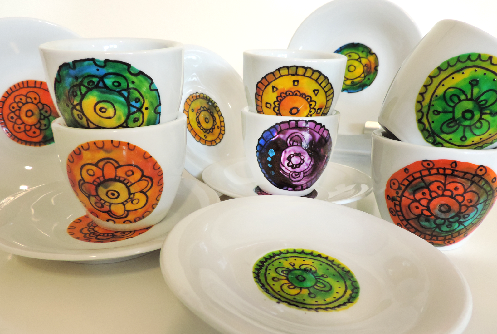 Servizio da caffè in ceramica dipinta a mano 12 pezzi Unique hand-painted ceramic creations by the artist Luciana Torre. Customizable mugs. Perfect gift idea for special occasions such as Valentine's Day, Mother's Day, birthdays and Christmas. Gifts for mom and special mugs for friends and colleagues. Top ten gifts for tea-lovers and coffee-lovers. I use special top quality ceramic paints, dishwasher safe. Requests to hello@lucianatorre.com