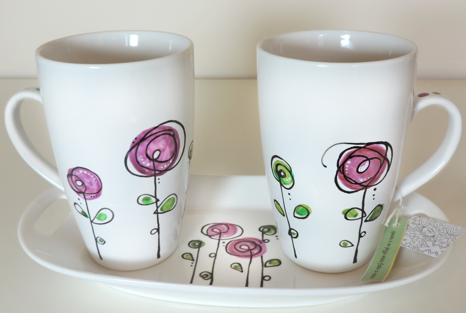 Set de tazas con bandeja en ceramica pintada a mano. Flores pintadas a mano con pinturas atóxicas lavables en lavavajillas.
Unique hand-painted ceramic creations by the artist Luciana Torre. Customizable mugs. Perfect gift idea for special occasions such as Valentine's Day, Mother's Day, birthdays and Christmas. Gifts for mom and special mugs for friends and colleagues. Top ten gifts for tea-lovers and coffee-lovers. I use special top quality ceramic paints, dishwasher safe. Requests to hello@lucianatorre.com