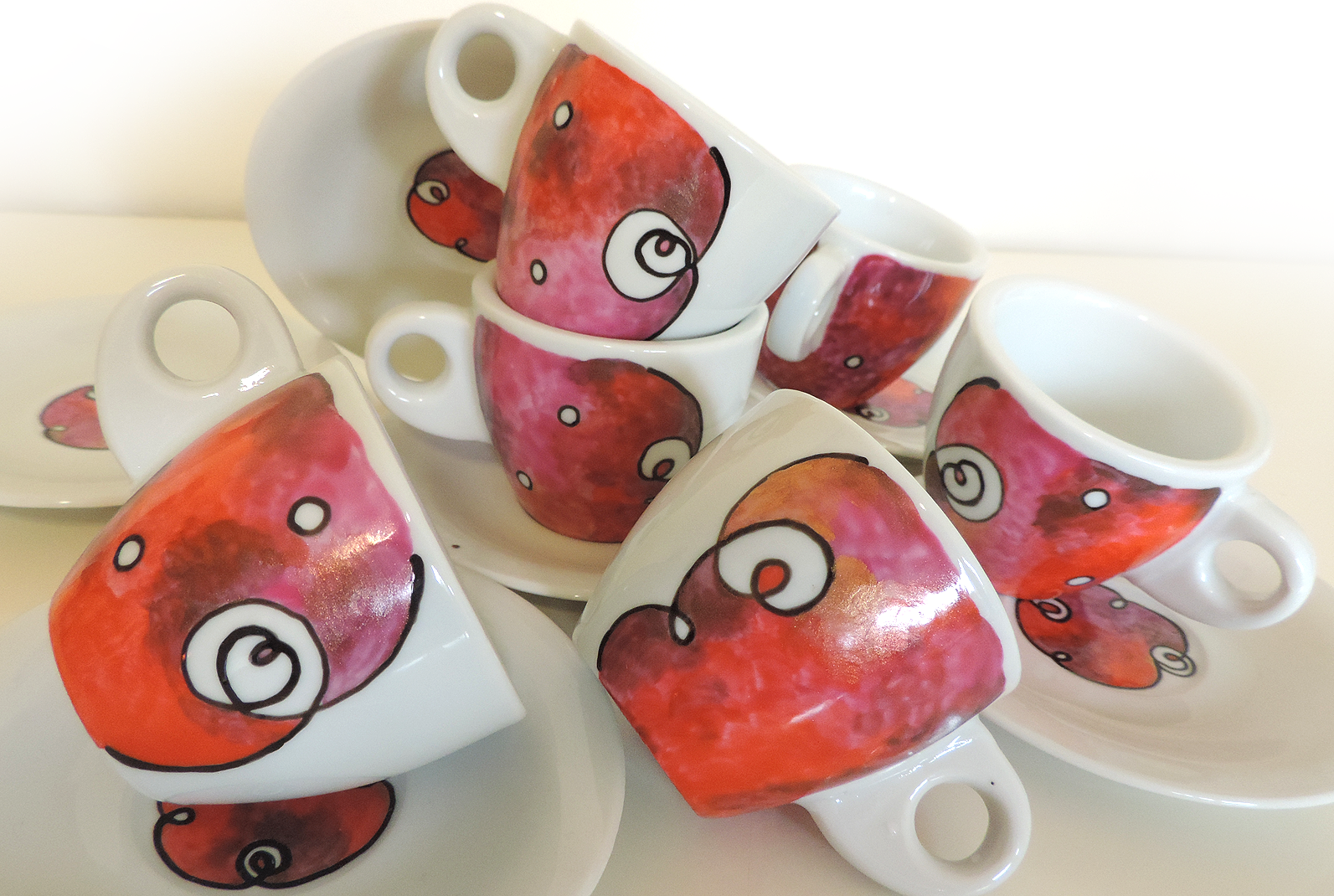 Servizio da caffè in ceramica dipinta a mano da 12 pezzi Unique hand-painted ceramic creations by the artist Luciana Torre. Customizable mugs. Perfect gift idea for special occasions such as Valentine's Day, Mother's Day, birthdays and Christmas. Gifts for mom and special mugs for friends and colleagues. Top ten gifts for tea-lovers and coffee-lovers. I use special top quality ceramic paints, dishwasher safe. Requests to hello@lucianatorre.com