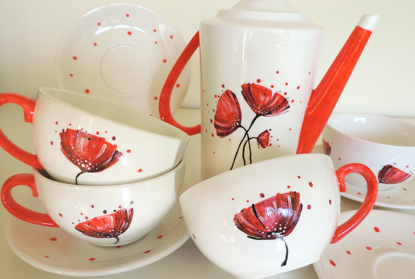 Servizio da tè in ceramica dipinta a mano 9 pezzi Juego de tè con tetera en ceramica pintada a mano con pinturas atóxicas y lavables en lavavajillas. Creaciones únicas en ceramica artesanal. Amapolas rojas de la artista Luciana Torre ART.