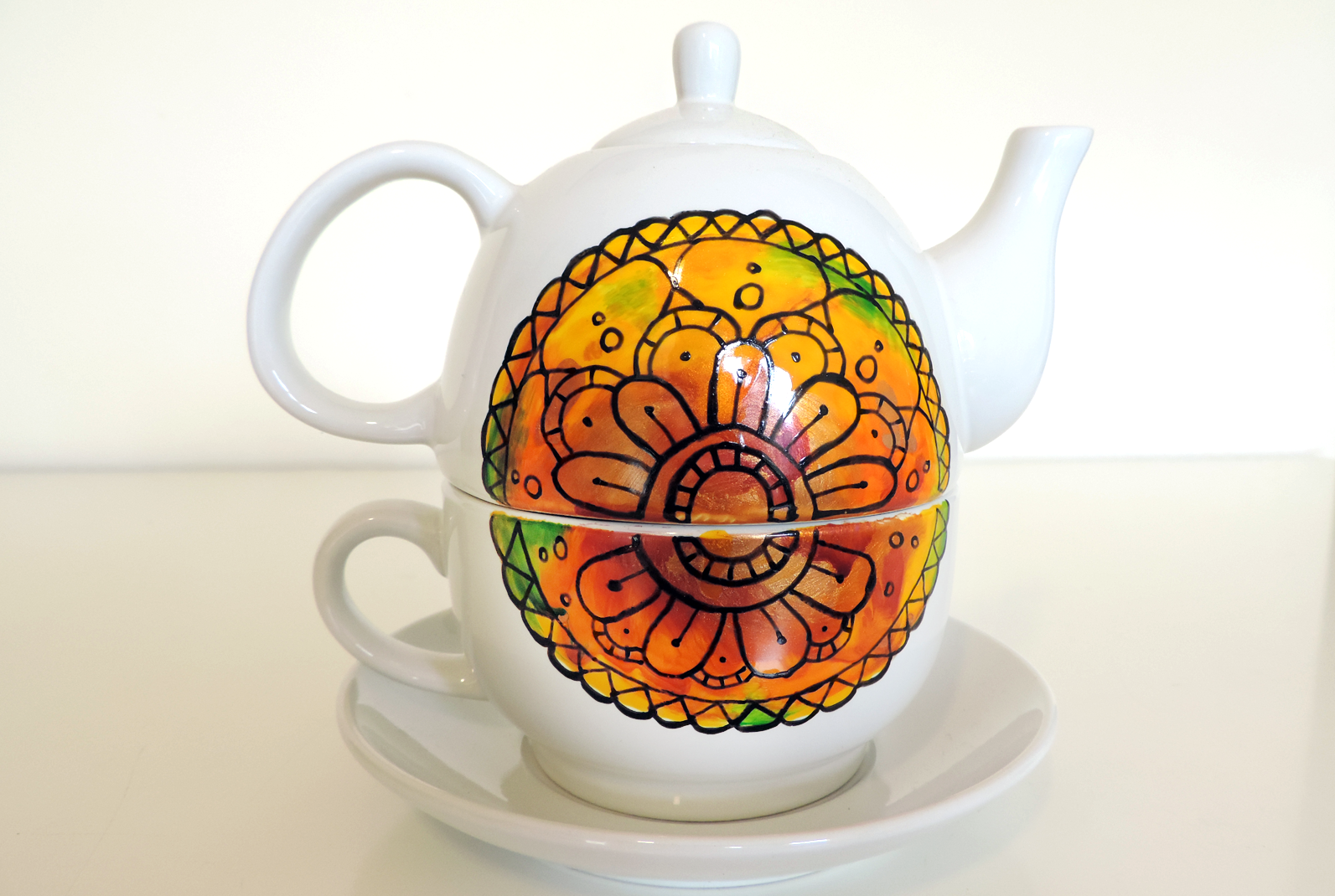 Tisaniera individuale in ceramica dipinta a mano Tea for one. Tea for me. Tea and cup all in one. Unique pieces painted by hand. Dishwasher safe.
Unique hand-painted ceramic creations by the artist Luciana Torre. Customizable mugs. Perfect gift idea for special occasions such as Valentine's Day, Mother's Day, birthdays and Christmas. Gifts for mom and special mugs for friends and colleagues. Top ten gifts for tea-lovers and coffee-lovers. I use special top quality ceramic paints, dishwasher safe. Requests to hello@lucianatorre.com