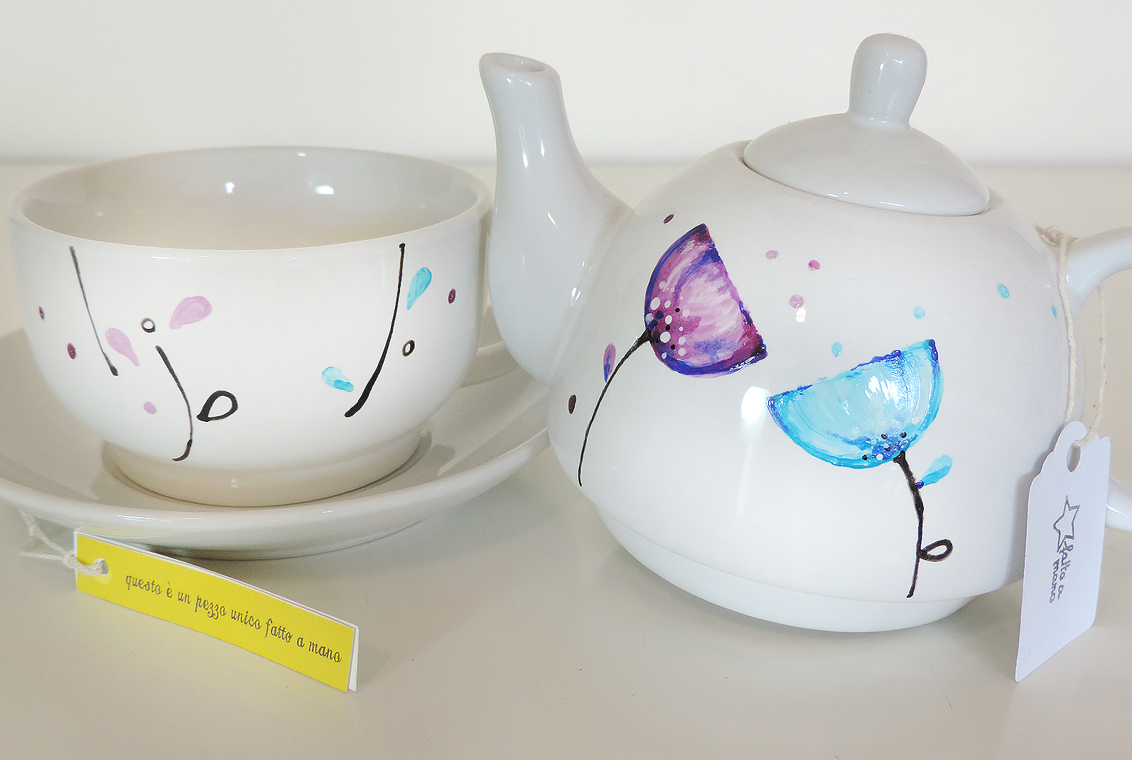 Tisaniera individuale in ceramica dipinta a mano Unique hand-painted ceramic creations by the artist Luciana Torre. Customizable mugs. Perfect gift idea for special occasions such as Valentine's Day, Mother's Day, birthdays and Christmas. Gifts for mom and special mugs for friends and colleagues. Top ten gifts for tea-lovers and coffee-lovers. I use special top quality ceramic paints, dishwasher safe. Requests to hello@lucianatorre.com