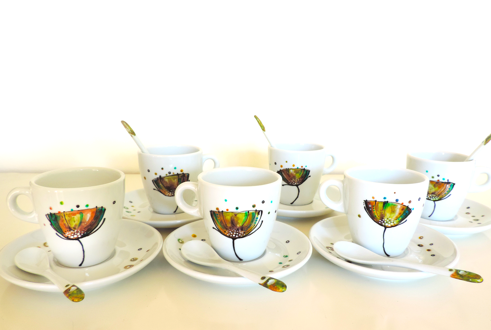 Servizio da tè in ceramica dipinta a mano 18 pezzi Unique hand-painted ceramic creations by the artist Luciana Torre. Customizable mugs. Perfect gift idea for special occasions such as Valentine's Day, Mother's Day, birthdays and Christmas. Gifts for mom and special mugs for friends and colleagues. Top ten gifts for tea-lovers and coffee-lovers. I use special top quality ceramic paints, dishwasher safe. Requests to hello@lucianatorre.com