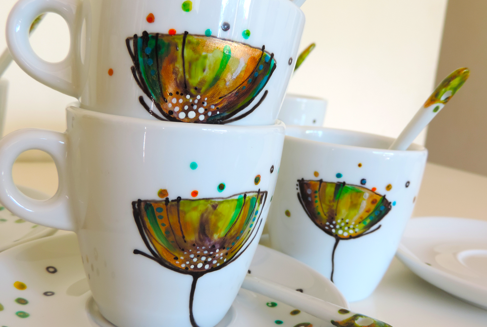 Servizio da tè in ceramica dipinta a mano 18 pezzi Unique hand-painted ceramic creations by the artist Luciana Torre. Customizable mugs. Perfect gift idea for special occasions such as Valentine's Day, Mother's Day, birthdays and Christmas. Gifts for mom and special mugs for friends and colleagues. Top ten gifts for tea-lovers and coffee-lovers. I use special top quality ceramic paints, dishwasher safe. Requests to hello@lucianatorre.com