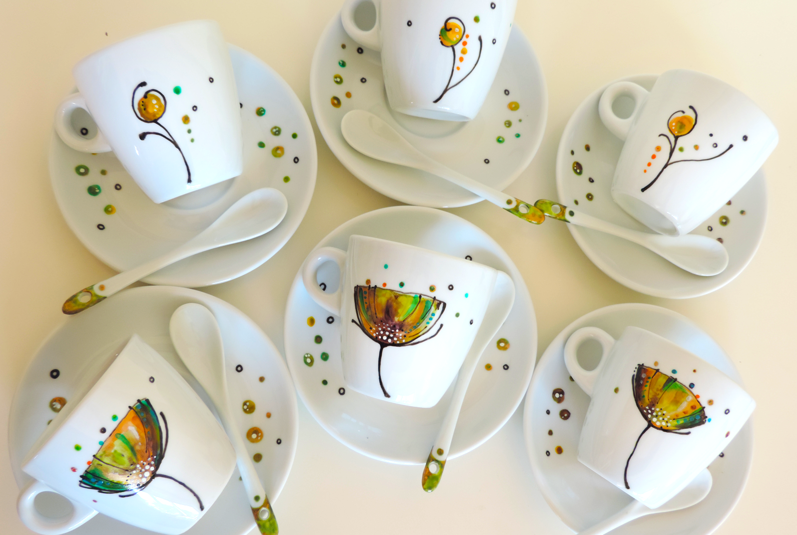 Servizio da tè in ceramica dipinta a mano 18 pezzi Tazas de tè o cappuccino con platos y cucharas en ceramica pintada a mano. Pinturas atóxicas y lavables en lavavajillas. Creaciones únicas en ceramica artesanal.