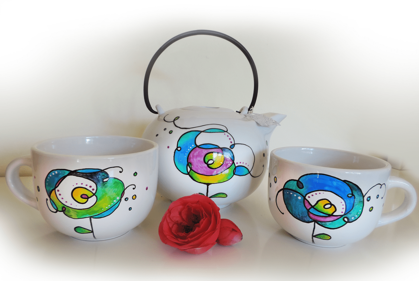 Creaciones únicas y personalizables en ceramica artesanal de la artista Luciana Torre. Juego de te con tazas y teteras en ceramica pintada a mano. Idea regalo perfecta para ocasiones especiales como San Valentin, dia de la madre, cumpleaños y Navidad. Regalos para mamá y tazas para amigas. Utilizo pinturas especiales para ceramica, atóxicas y de primera calidad, resistentes al lavado en lavavajillas. Mas información en lucianatorre.com