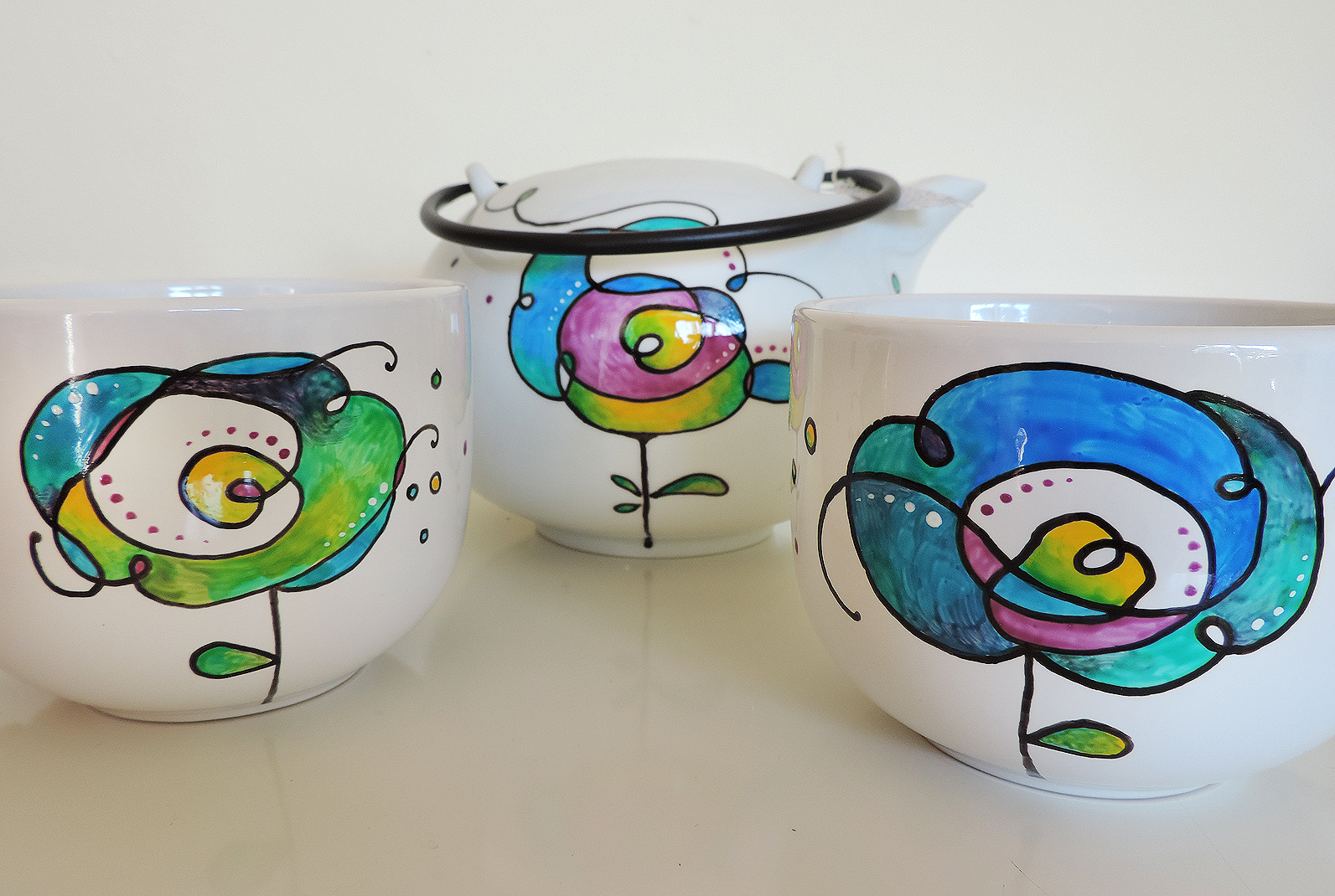 Servizio da tè in ceramica dipinta a mano Unique hand-painted ceramic creations by the artist Luciana Torre. Customizable mugs. Perfect gift idea for special occasions such as Valentine's Day, Mother's Day, birthdays and Christmas. Gifts for mom and special mugs for friends and colleagues. Top ten gifts for tea-lovers and coffee-lovers. I use special top quality ceramic paints, dishwasher safe. Requests to hello@lucianatorre.com