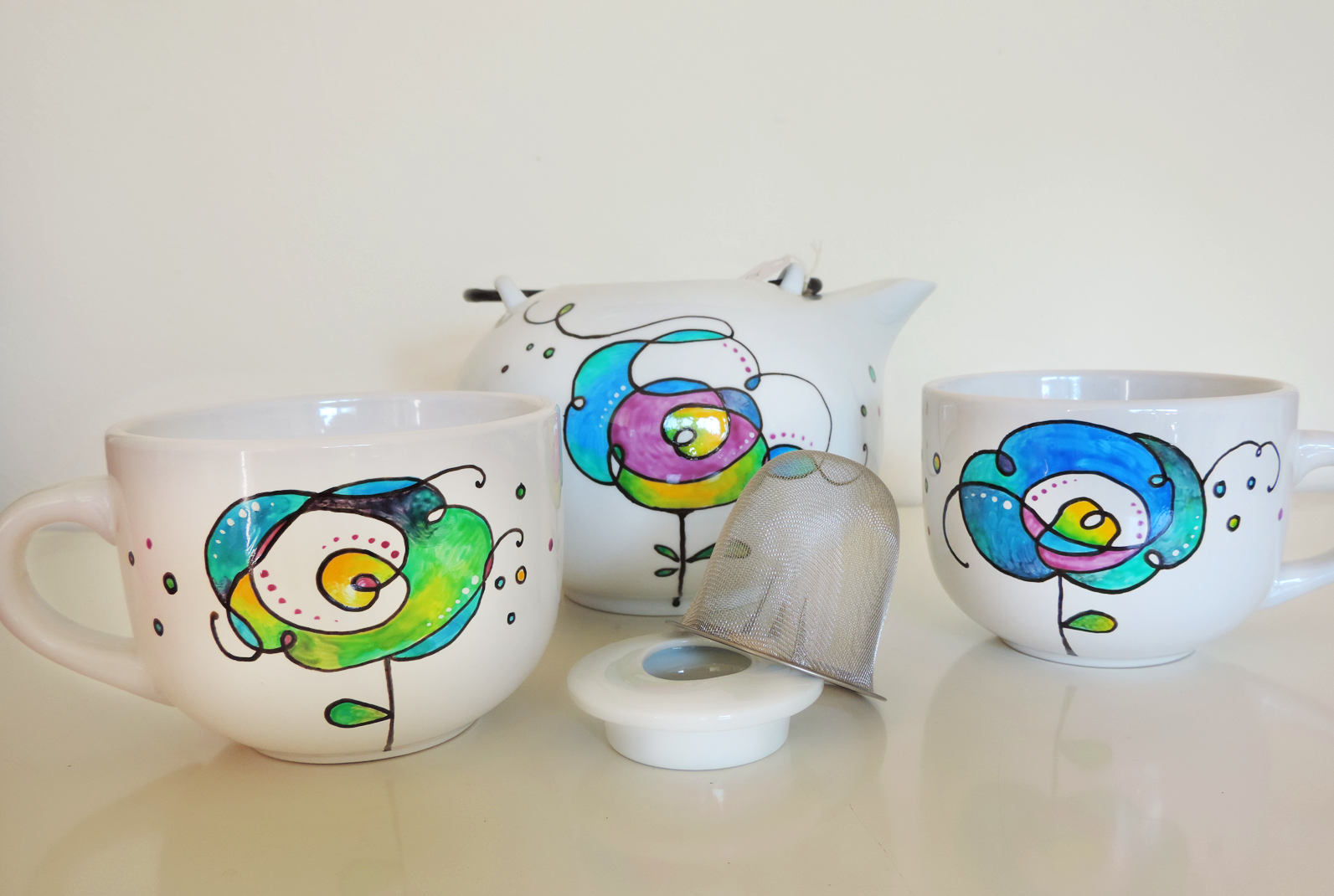 Servizio da tè in ceramica dipinta a mano Unique hand-painted ceramic creations by the artist Luciana Torre. Customizable mugs. Perfect gift idea for special occasions such as Valentine's Day, Mother's Day, birthdays and Christmas. Gifts for mom and special mugs for friends and colleagues. Top ten gifts for tea-lovers and coffee-lovers. I use special top quality ceramic paints, dishwasher safe. Requests to hello@lucianatorre.com