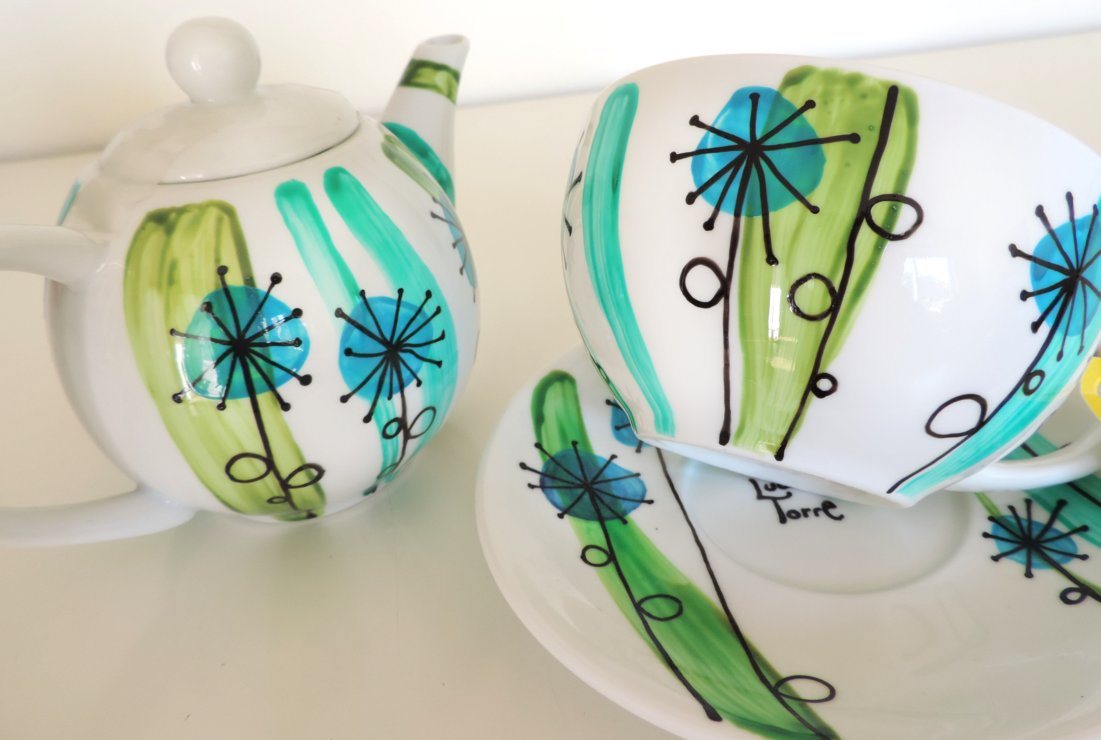 Teiera con tazza e piattino in ceramica dipinta a mano Handpainted ceramic teapot and mug with plate. Unique ceramics painted by hand. Custom hand painted pottery and ceramics by Luciana Torre ART.