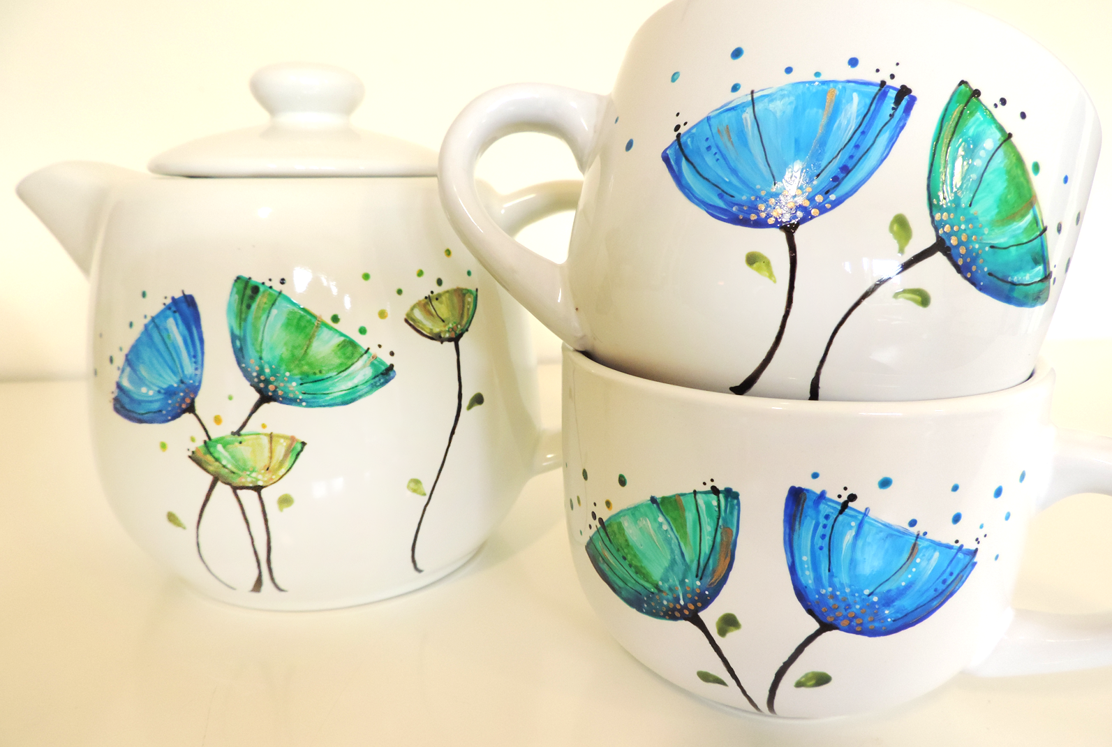 Set da tè in ceramica dipinta a mano Unique hand-painted ceramic creations by the artist Luciana Torre. Customizable mugs. Perfect gift idea for special occasions such as Valentine's Day, Mother's Day, birthdays and Christmas. Gifts for mom and special mugs for friends and colleagues. Top ten gifts for tea-lovers and coffee-lovers. I use special top quality ceramic paints, dishwasher safe. Requests to hello@lucianatorre.com