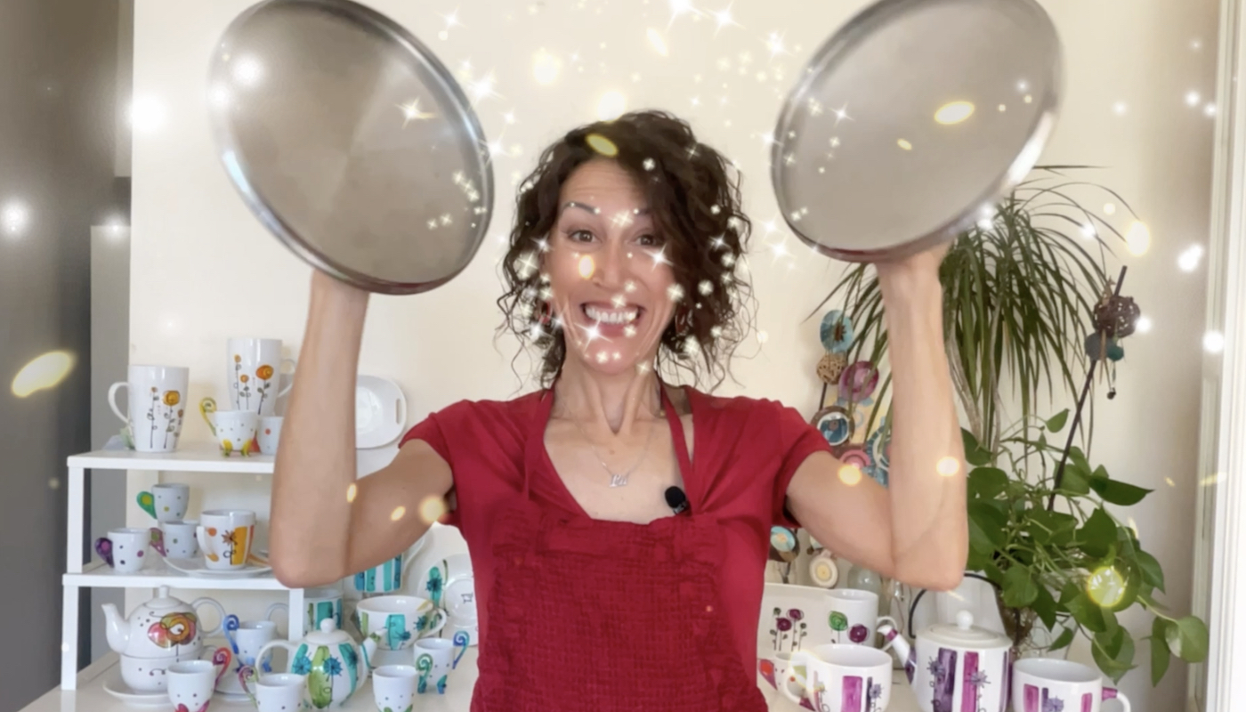 Learn how to paint on ceramic with fixing colors at home oven, in this art class by top teacher Luciana Torre. In this step by step tutorial you will learn: Techniques to decorate ceramic, porcelain and glass objects. How to fix the ceramic paintings in your oven at home. Create your personalized gifts Painting on ceramic with fixing in domestic oven is a top skillshare class by Luciana Torre Art, in Spanish with subtitles in English.